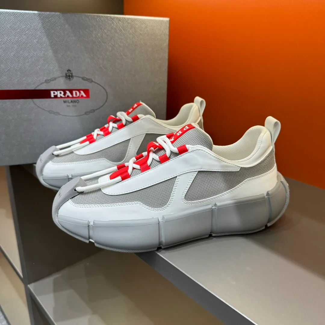 P460 PRADA/Prada men's lace-up leather casual sports shoes, the upper is made of cowhide leather and breathable mesh. It is soft, comfortable and breathable. The tongue is decorated with the PRADA brand letter logo. The thick rubber sole echoes the red label tongue. The style is fashionable and elegant. The details are carefully crafted. A casual sports shoe with a super western style and excellent breathability! Code number 38-45 (45 customized)